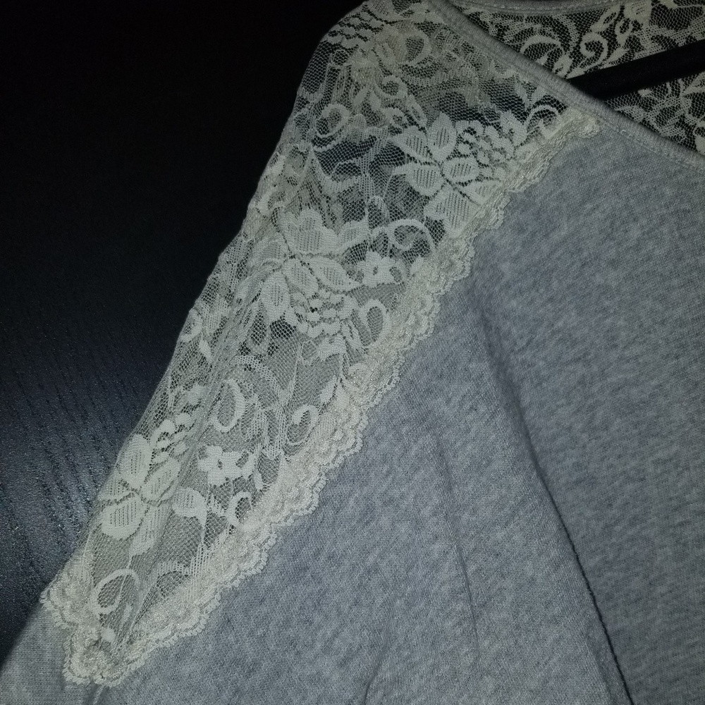 Sweater/shirt - Picture 2 of 3